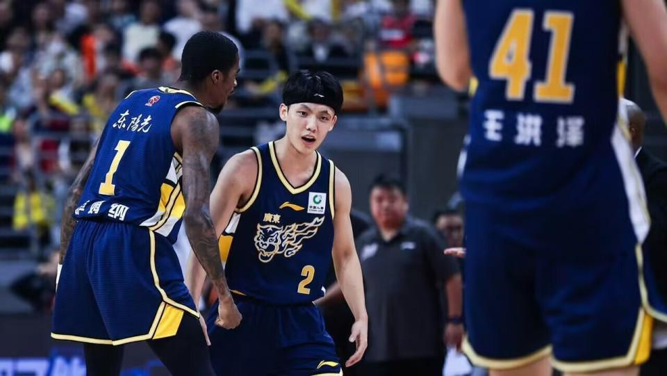 一场“不广东”的比赛！虽然赢了青岛，但是国内球员沦为边角料