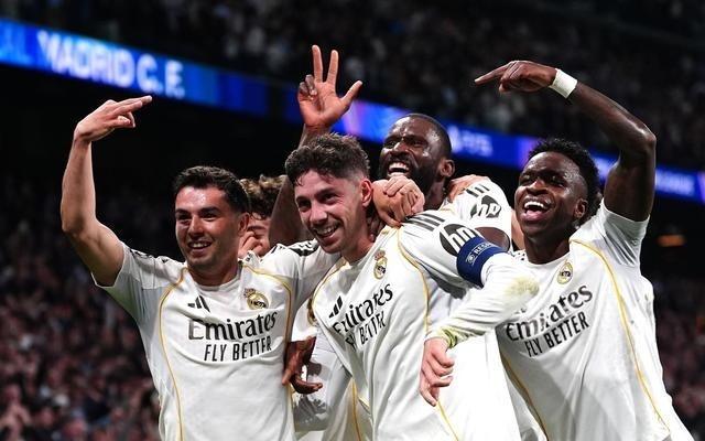 皇马30痛击曼城！主帅狂吹巴尔韦德：当