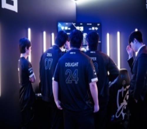 还是做不到么HLE本届S15八强出局,全年最好成绩先锋赛冠军