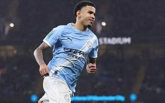 跟队：萨维尼奥因身体状况不佳缺阵，斯