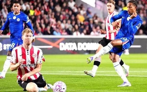 略显尴尬！切尔西新援运动战进球为0他踢9号位缺乏队友支援