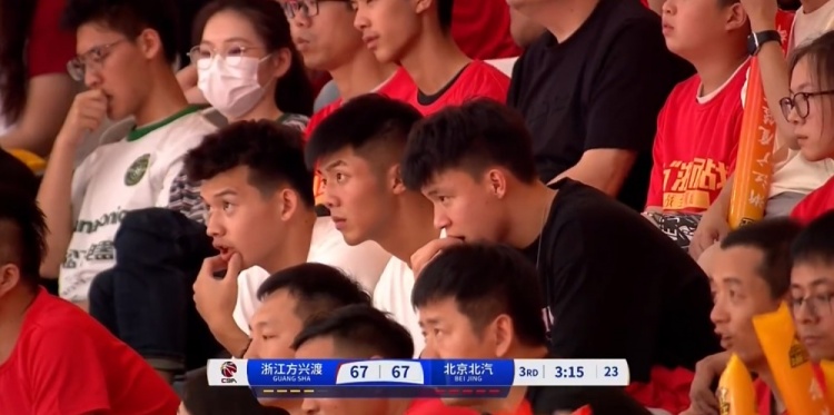 为广厦队加油，王钰栋、刘浩帆、麻皓齐现场观战CBA总决赛G5