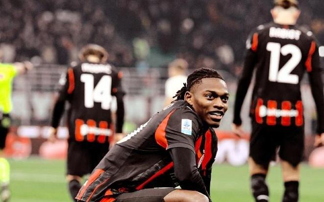 足坛一夜动态：拜仁12轮不败领跑，曼城绝杀鱼腩，巴萨AC米兰登顶