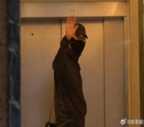 周润发看望许绍雄的照片曝光！身穿黑色衣服向记者挥手