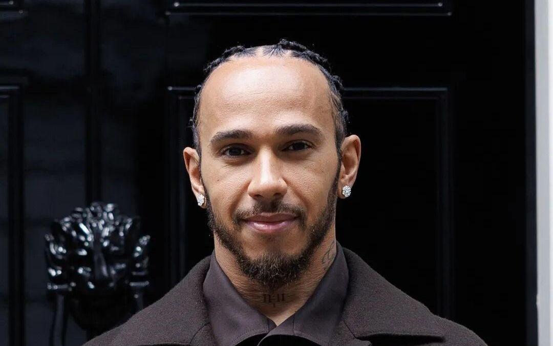 因为脖子太粗，这些男子不好买上衣，但粗脖子也赋予他们超钞能力