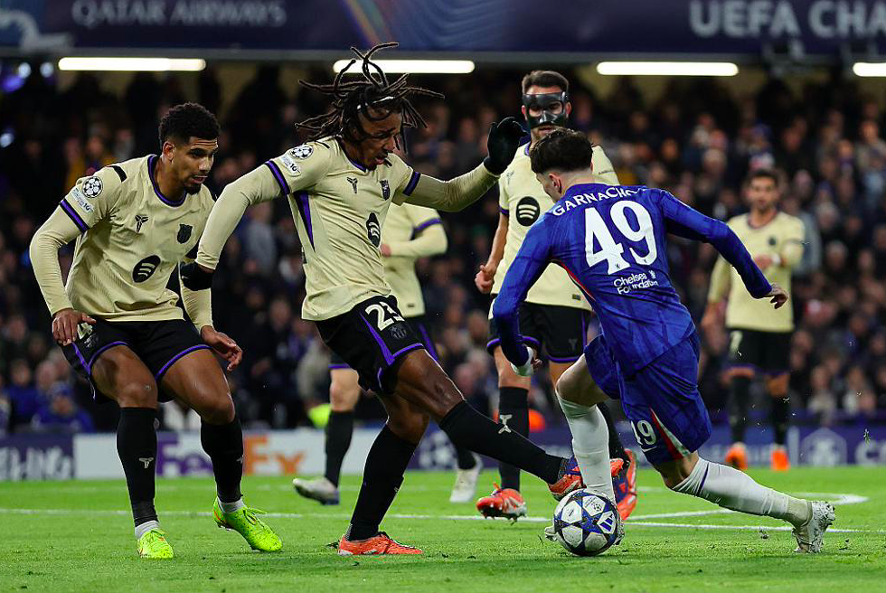 对手3球被吹仍03！欧冠英西巅峰对决