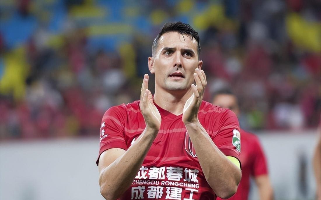 中超抢人大战悄然拉开序幕，国安锁定茹子楠，海港打算挖角周定洋