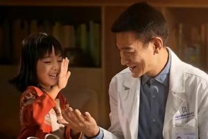 《流浪地球3》刘德华戏份圆满杀青！导演郭帆送上祝福蛋糕