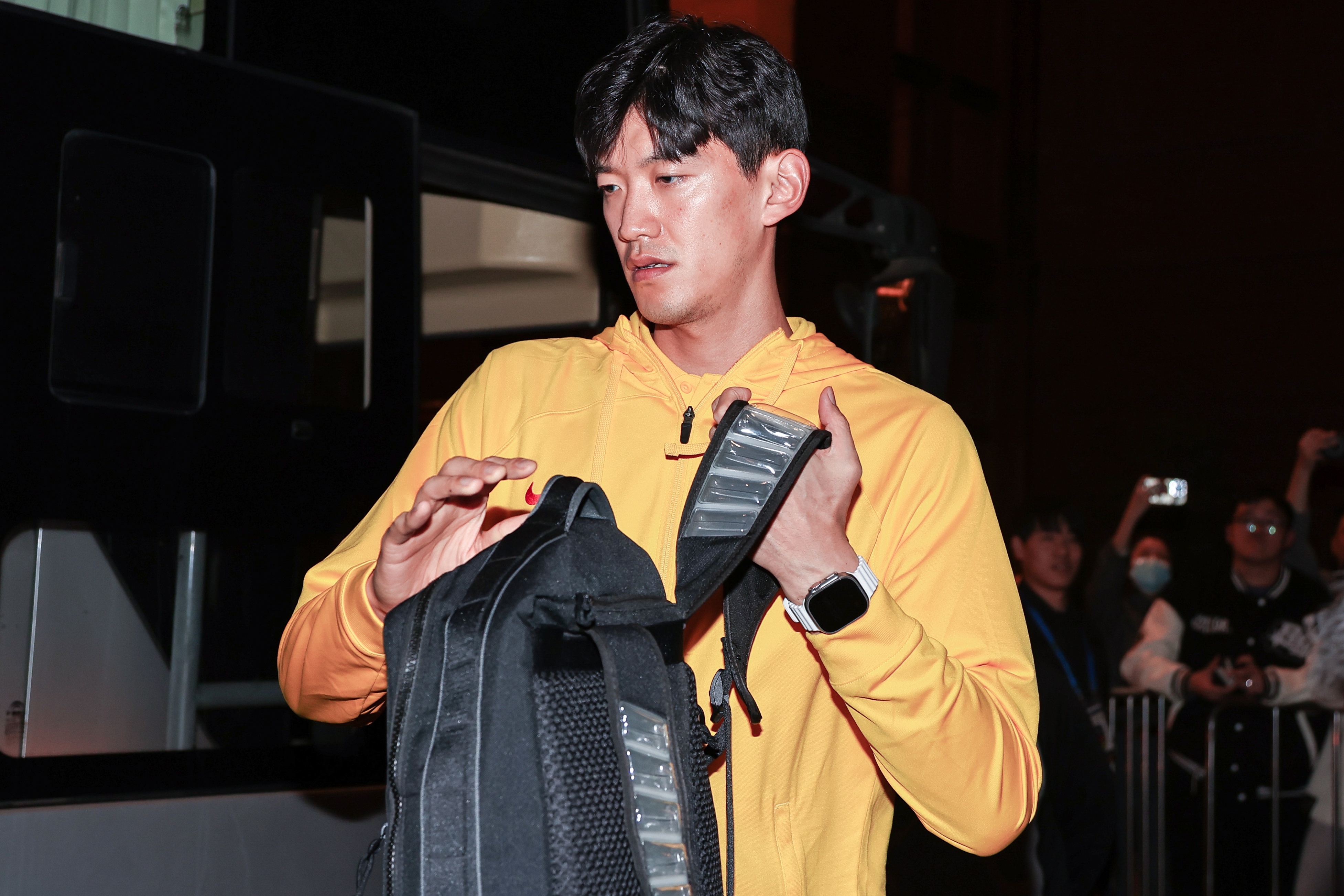记者:国足状态不好能力与对手有差距,丢球和颜骏凌没啥关系