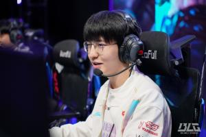 生气了！不敌iG后，Elk韩服排到GALA 直接把GALA芸阿娜杀成2-8并拿下MVP！