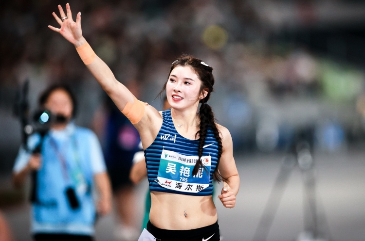吴艳妮:我虽然是田径选手但一直超爱女篮让冠军奖杯留在中国
