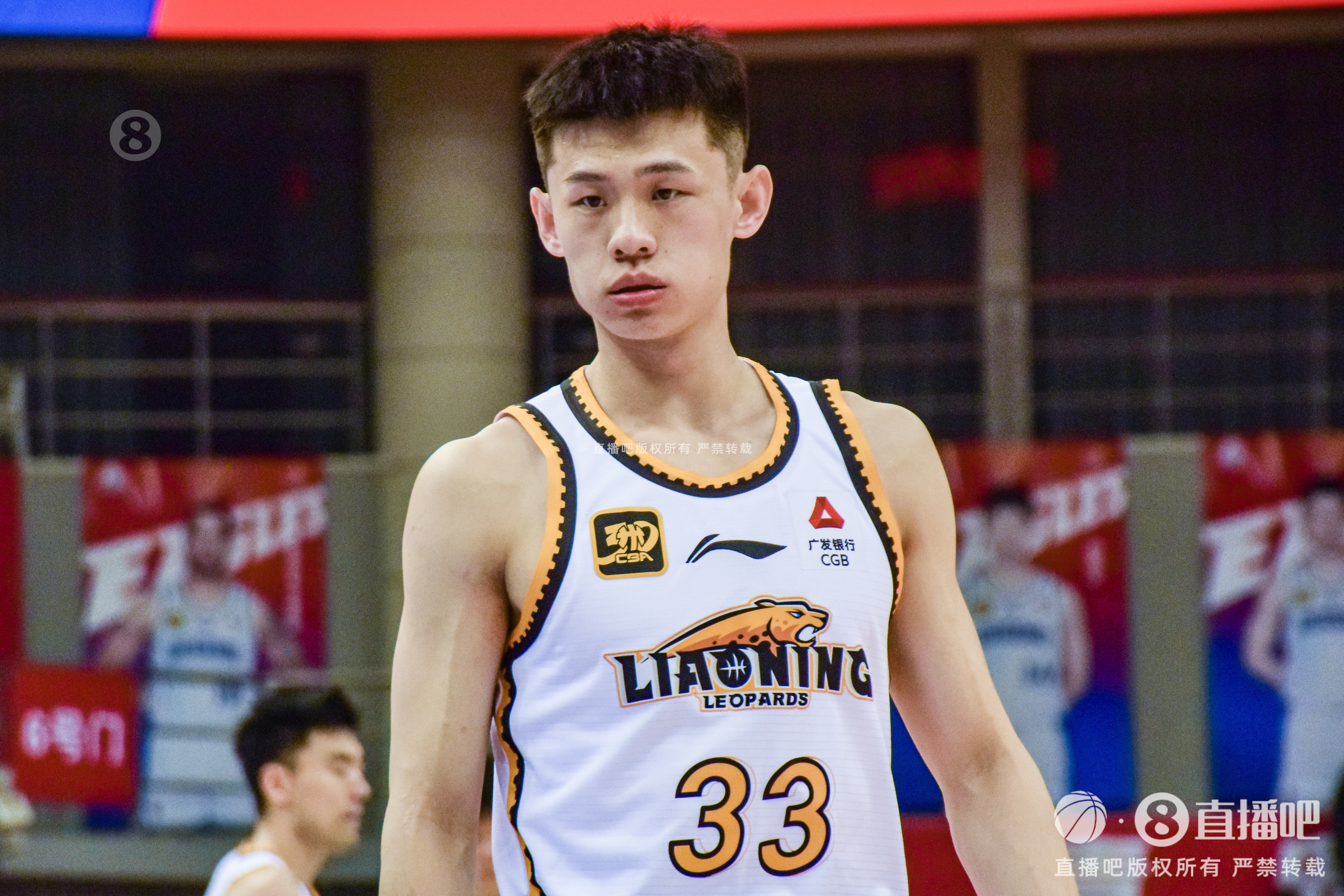季后赛隐身!王岚嵚赛季场均7.8分&三分命中四成季后赛仅3.2分