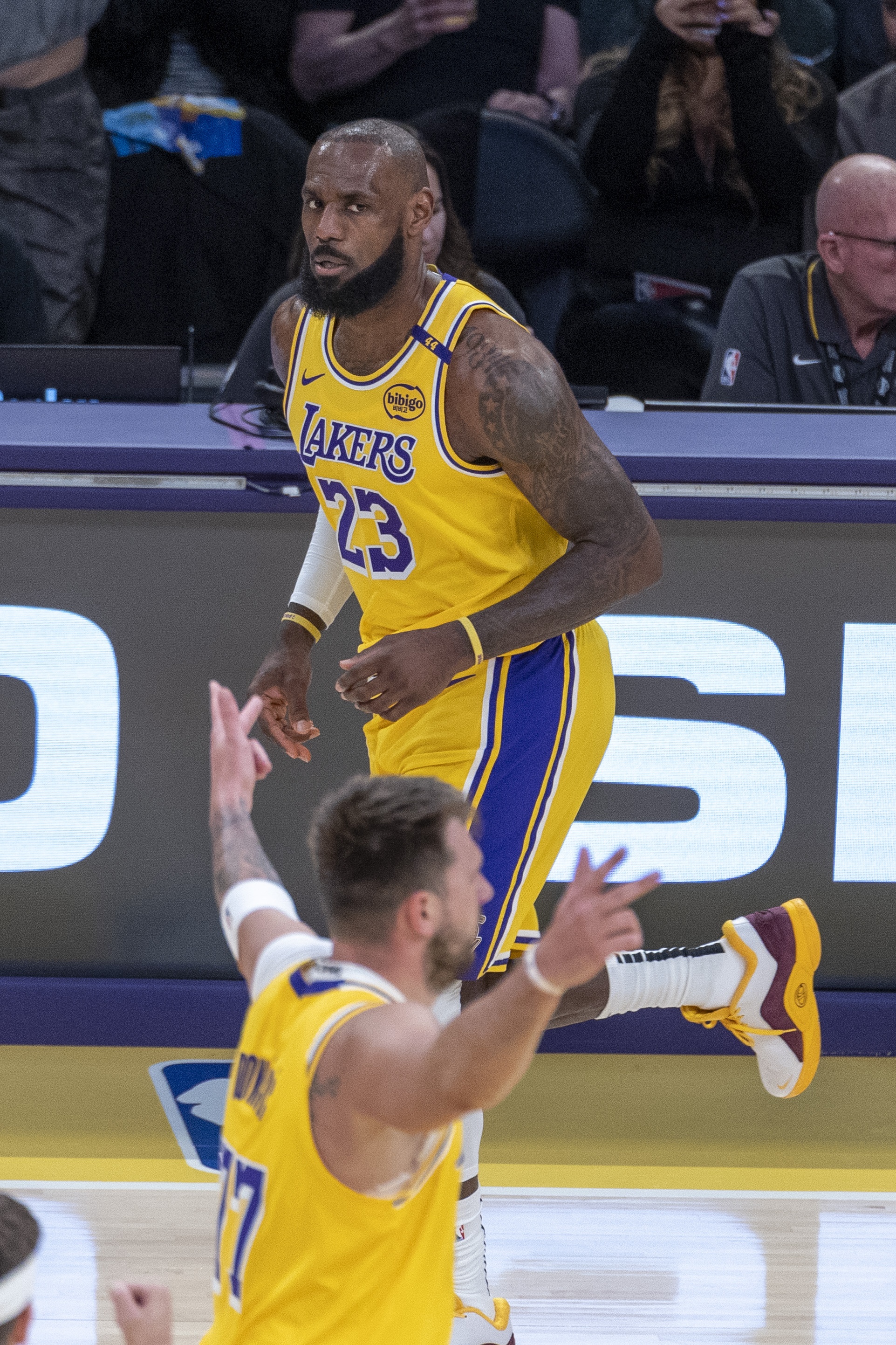 ESPN：湖人易主时东契奇获提前通知后祝贺詹姆斯未被告知&未发声