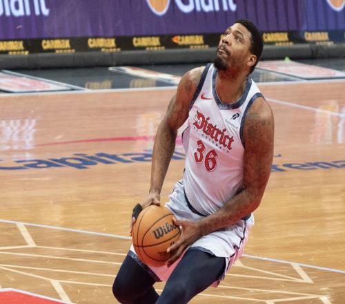 昔日DPOY！美记：交易斯玛特感兴趣者寥寥其他球队期待买断捡漏