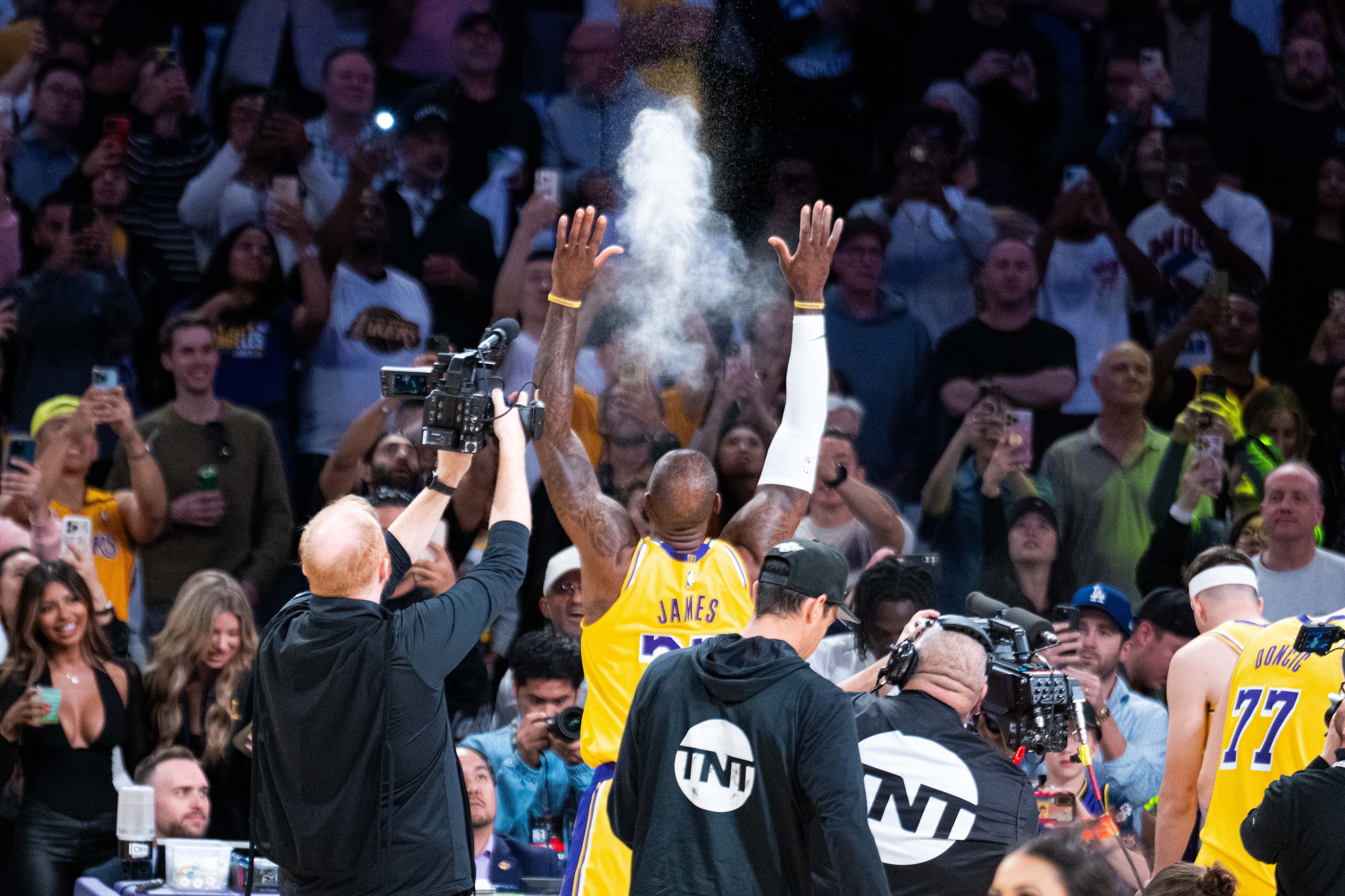 老詹为啥赛前抛镁粉揭秘NBA球员们对赛前涂松香粉&护手霜的执念