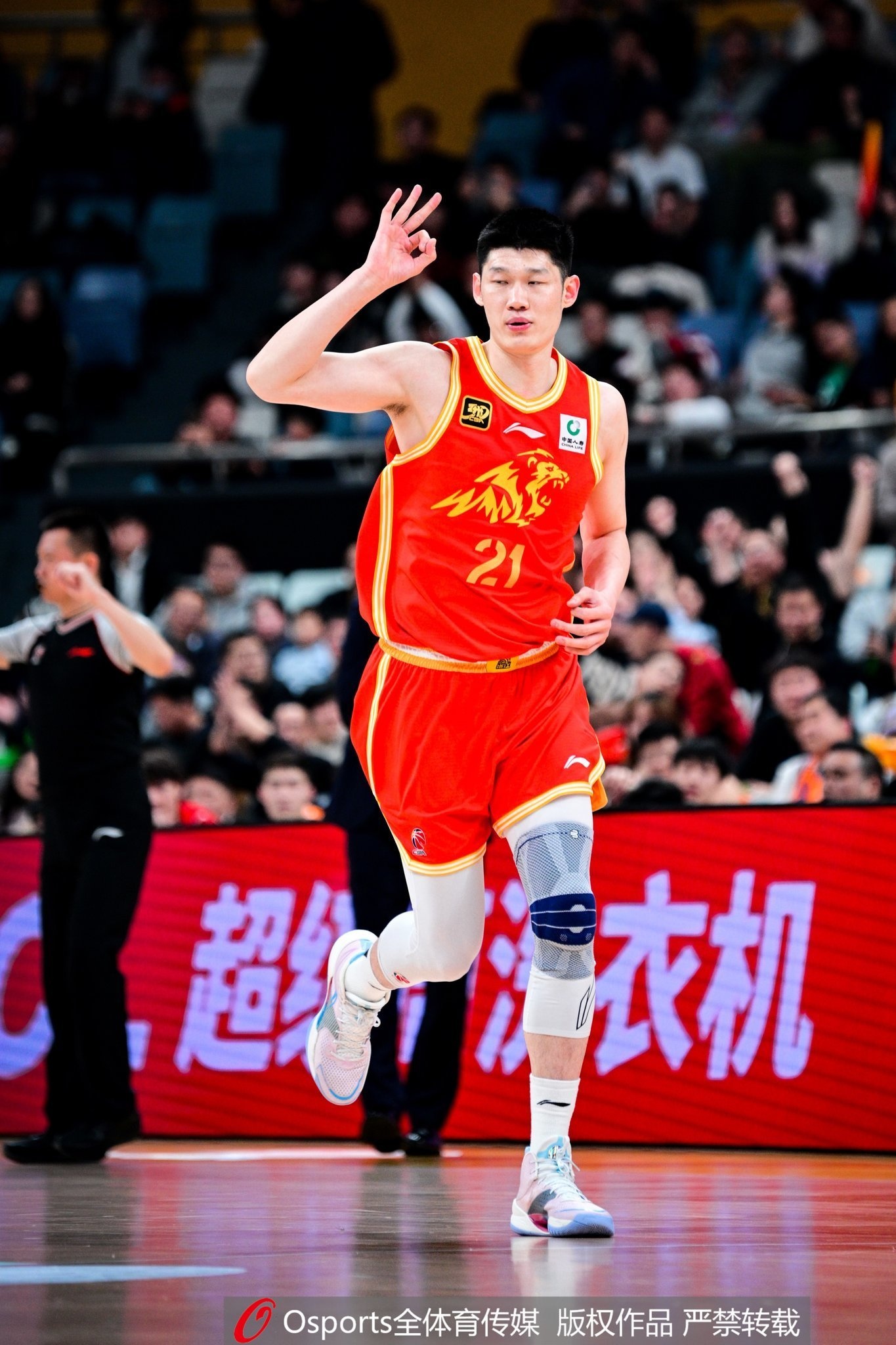 圆梦了！胡金秋11中7高效拿下17分4板1助首节腹部不适曾返更衣室
