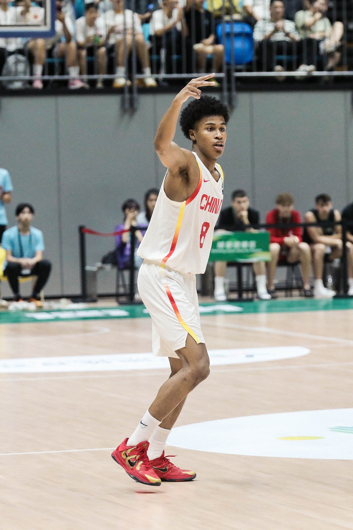攻防俱佳！彰华非8投5中&三分5中2贡献全队最高14分另有4次抢断