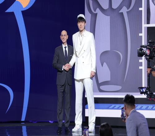 直播吧:开拓者的诚意很足杨瀚森的试训选择由美方经纪公司制定