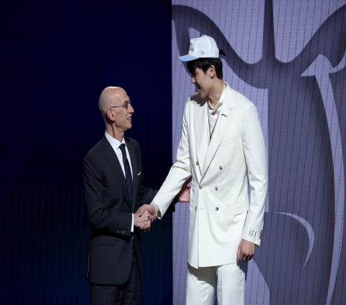 杨瀚森：试训时好几个新秀内线被我撞得不轻人一定要有梦想