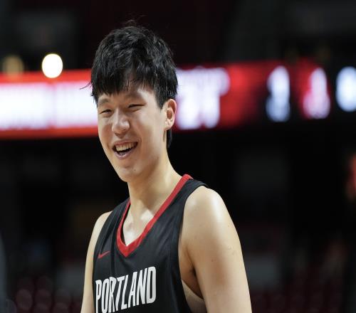 中国球员夏联首秀阿联大郅得分上双周琦制霸攻防小丁引遐想