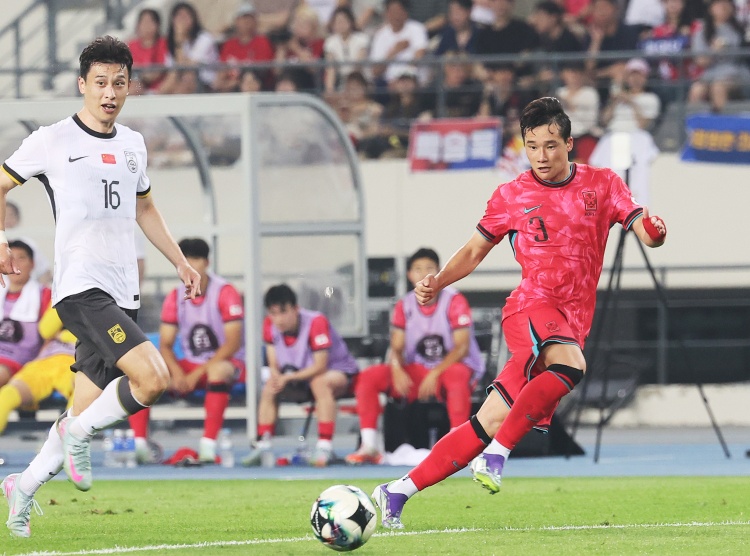 巴顿生涯首次代表国足先发出战,此前4次均是替补登场