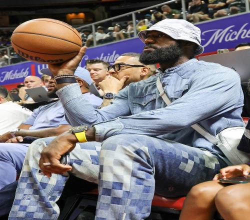 同一场地拓记打趣:詹姆斯等着看KlutchSports同事杨瀚森呢