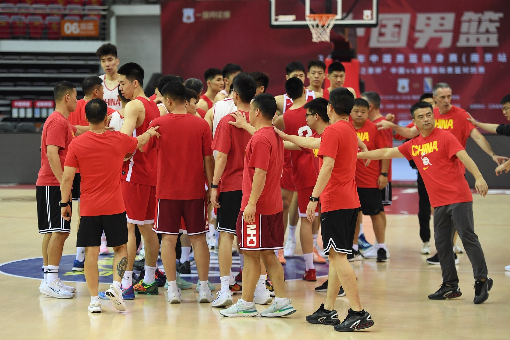 媒体人：波黑很多随机夹击都成功造成我们的失误球员反应还是慢