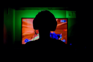 男子通宵包夜打游戏后倒地猝死 家属起诉电竞馆及老板索赔157万