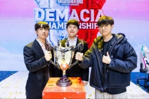 IG教练Mafa更新选手教练与德杯奖杯的合照：谢谢☺️ ​​​