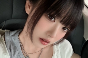 主持周敢敢晒照：定妆照 拍了几个jojo立还有炮姐经典投硬币动作