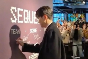 帅气LCK官方分享Faker参观LCK摄影展照片