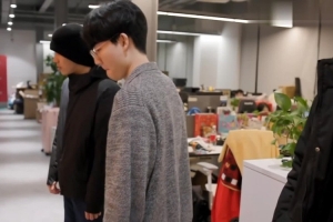 ON带着Viper看BLG奖杯 Bin：这地方我们一般都不来 看一次就够了