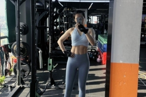 余霜分享运动健身照：运动的快乐又回来了！还有蓝调时刻下的