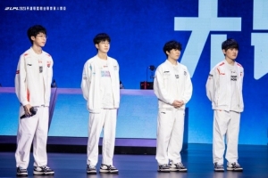 LPL分享选队仪式返图：队长们的帅气时刻，还有碰拳瞬间抓拍