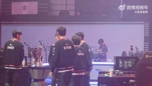 这一冠献给Peyz！KeSPA杯夺冠后Faker让peyz先捧杯