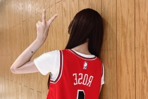 泱泱身着罗斯球衣晒照：The youngest MVP