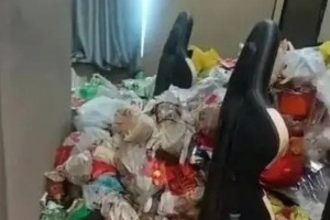 一电竞酒店退房后画面“不堪入目” 垃圾堆积超1米 耗时三天清理所有垃圾