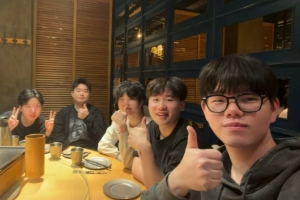 IG分享选手聚餐合照：2025年的最后一张合照 孩子们明天比赛加油