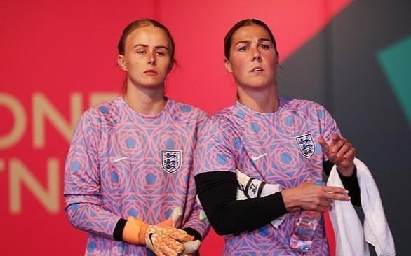 英女足前国门在自传中狠批汉普顿，遭