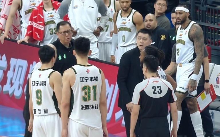 杨鸣凌晨两点发视频怒怼裁判：沉默只能换来得寸进尺或被CBA追罚