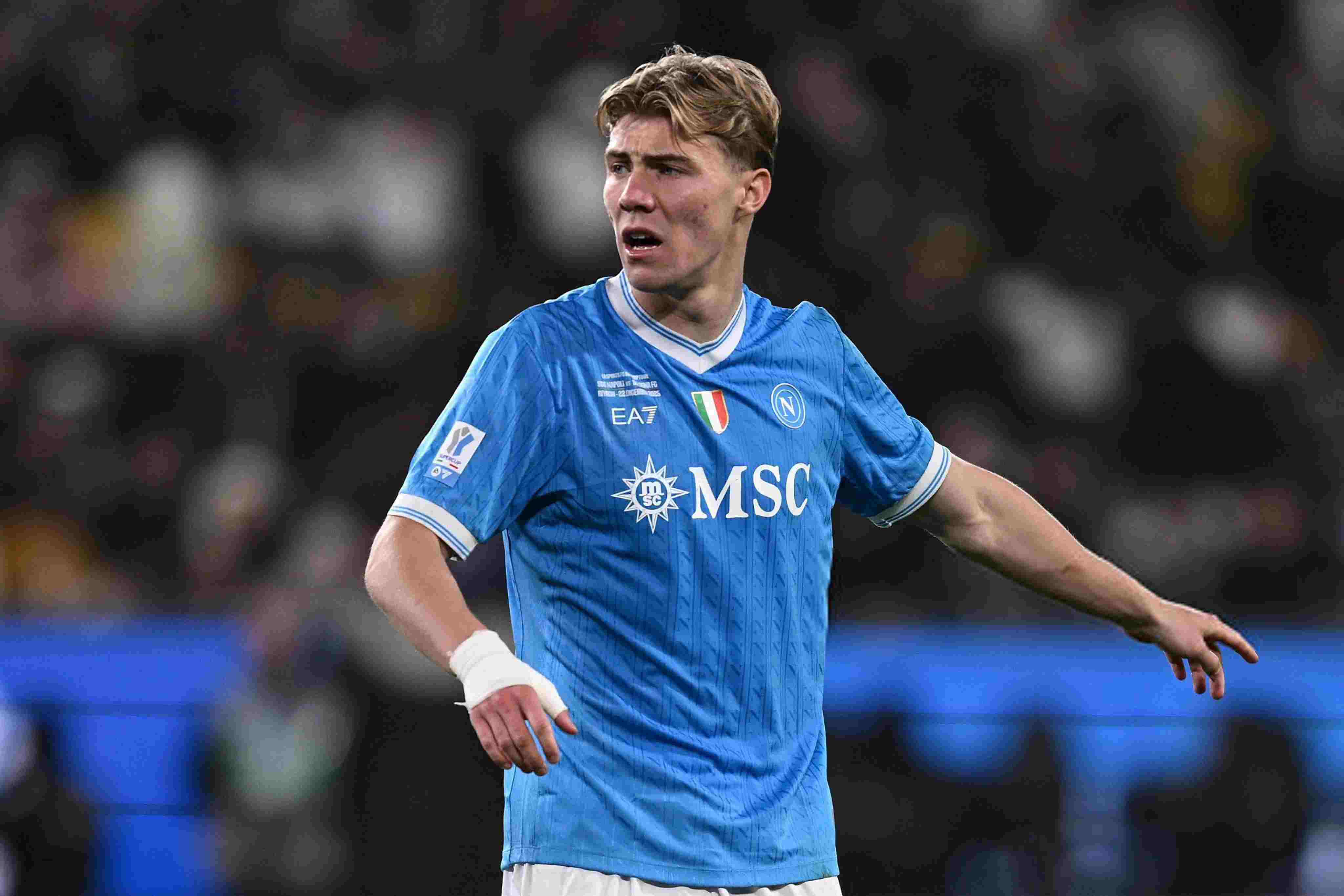 20！曼联旧将屡失良机，那不勒斯终笑傲决赛，德布劳内躺着夺冠