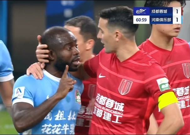 恐遭罚蓉城球迷朝河南外援竖中指+