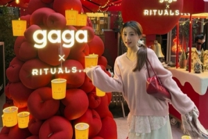 主持人吉尼Gini晒照：₊˚ෆ圣诞小曲儿～