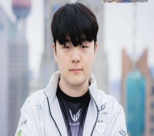 中国粉丝热议Canyon离队：挺好的不用当背锅位每次输比赛公式骂打野