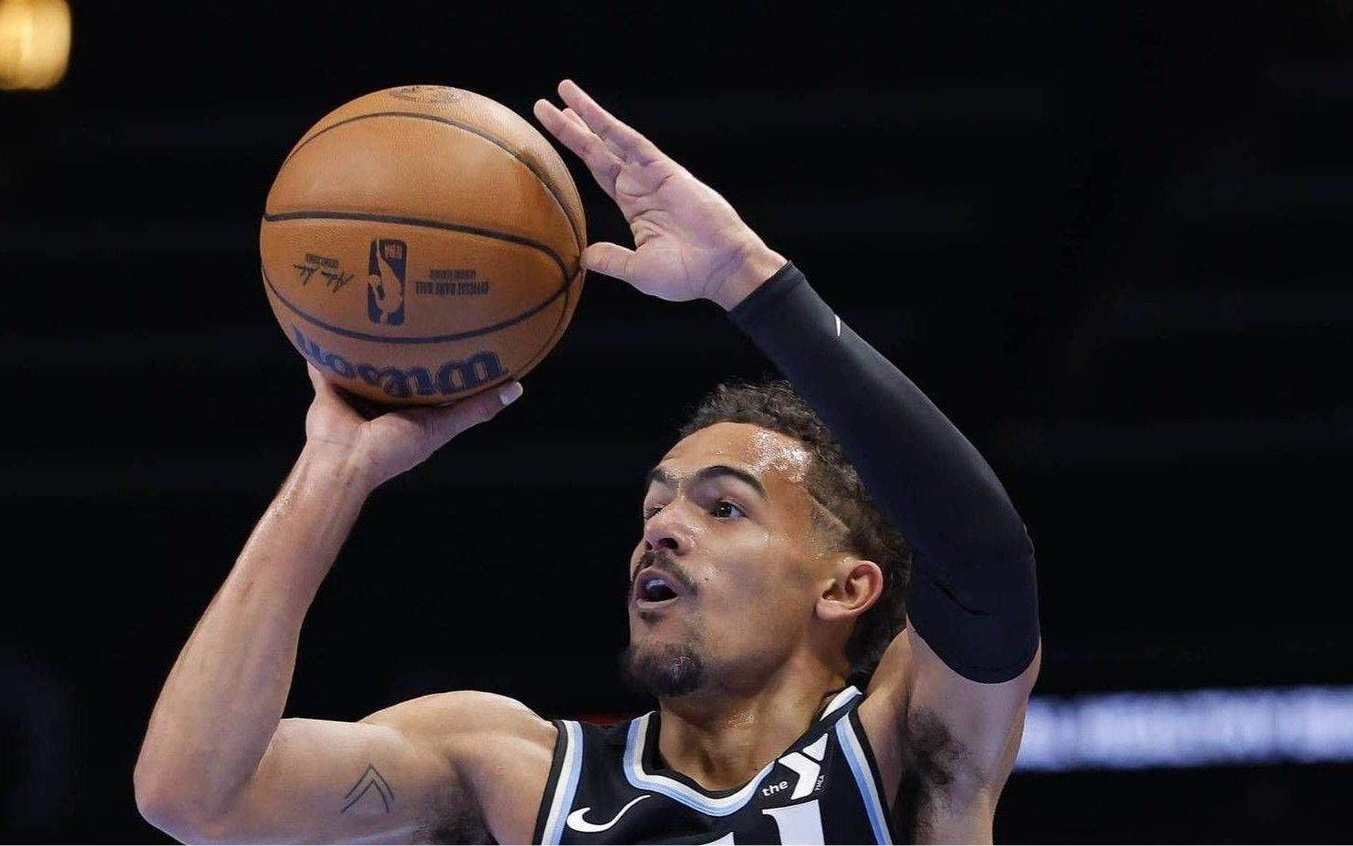 老鹰官方:特雷杨因右膝扭伤,将缺席明日对阵步行者的比赛