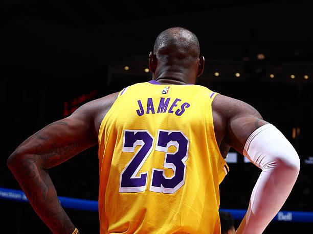 记者：詹姆斯去年夏天被联盟哄抢！多位高层跟里奇谈判！