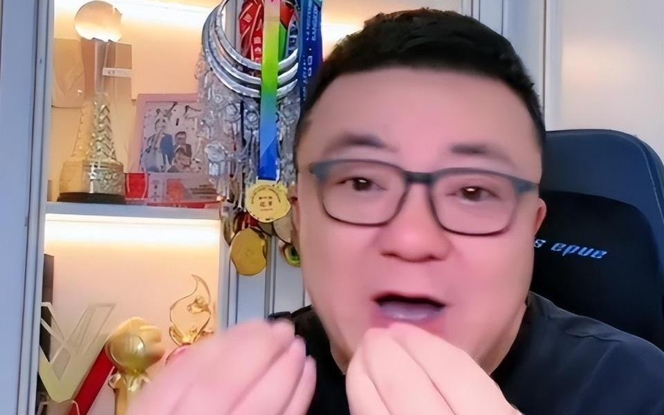 董路：王钰栋脱衣是因为心里憋气，拜合拉木给他捣乱，被战术牺牲