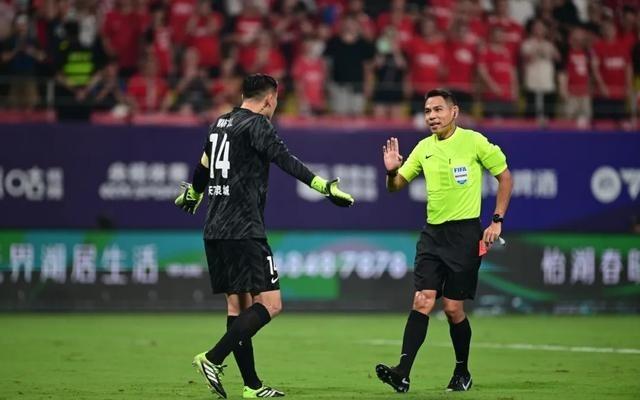王大雷染红成“鲁蓉之战”焦点：首见
