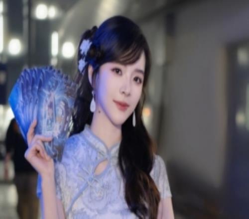 主持人余霜晒照：在后台看完今天的精彩比赛也想给咱们LPL集个气