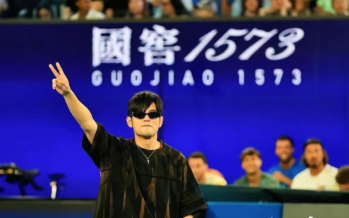 周杰伦澳网首秀遭遇“一轮游”，全程“罚站”没碰到球